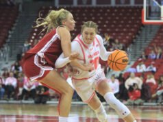 Kobieca koszykówka ze stanu Wisconsin odrabia 12-punktowy deficyt, ale spada do Indiany