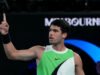 Carlos Alcaraz pokonuje Novaka Djokovica i wygrywa Australian Open, zostaje najmłodszym graczem, który ukończył Wielki Szlem w karierze