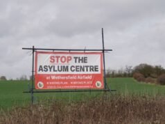 Panika w brytyjskiej wiosce, gdy mieszkaniec wygania migrantów z domu po godzinie 23:00 | Wielka Brytania | Aktualności