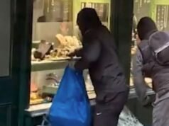 Horror: pracownik londyńskiego sklepu jubilerskiego walczy w biały dzień z zamaskowanymi złodziejami | Wielka Brytania | Aktualności