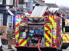 Oddział bombowy wbiegł na ulicę brytyjskiego miasta, gdy mieszkańcy ewakuowali się z domów | Wielka Brytania | Aktualności