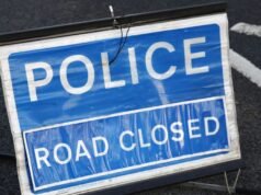 Droga dojazdowa będzie zamknięta na wiele godzin po uderzeniu samochodu w drzewo | Wielka Brytania | Aktualności