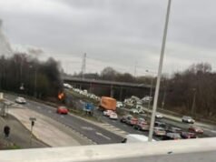 Pożar samochodu w Manchesterze NA ŻYWO: Chaos w ruchu drogowym, gdy pojazd stanął w płomieniach | Wielka Brytania | Aktualności