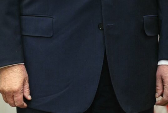 Posiniaczona dłoń Trumpa „spuchła” w obliczu rosnących obaw o zdrowie | Świat | Aktualności