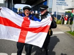 Protestujący wzywają RNLI do „zatrzymania taksówek” podczas demonstracji migrantów w Poole | Wielka Brytania | Aktualności