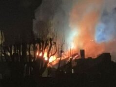 Flota strażaków walczy z ogromnym pożarem opuszczonego kina | Wielka Brytania | Aktualności