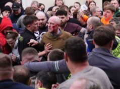 Szalony moment gry w piłkę w brytyjskim mieście przeradza się w brutalną bójkę | Wielka Brytania | Aktualności