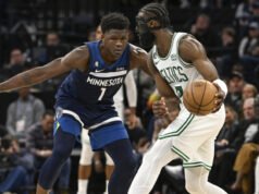 Anthony Edwards w zabawny sposób uderza Jaylena Browna przed meczem All-Star