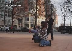 Hornets upamiętniają historię Czarnych podczas wydarzenia fotograficznego dla studentów