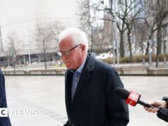 Miliarder Frank Stronach staje w obliczu procesu o napaść na tle seksualnym w Kanadzie