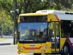Policja rozpoczęła rozprawę po tym, jak trzem mężczyznom postawiono zarzuty dotyczące odrębnych przestępstw seksualnych w transporcie publicznym w Adelajdzie w Australii Południowej