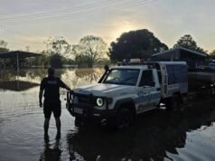 Trwają działania ratownicze, mające na celu uratowanie kobiety przyczepionej do drzewa podczas powodzi w Alice Springs