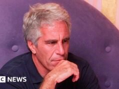 Z akt wynika, że Epstein poprosił Chomsky’ego o radę w związku z „odrażającymi” doniesieniami medialnymi