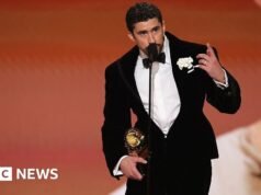 Bad Bunny w przemówieniu na rozdaniu nagród Grammy mówi „ICE out”.