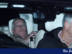 Brat króla Karola, Andrzej, zwolniony po aresztowaniu w związku z niewłaściwym postępowaniem wobec Epsteina