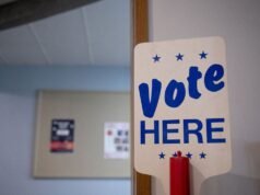 Republikanie ostro krytykują senatora Demokratów za wymaganie dowodów tożsamości na wiecach, podczas gdy sprzeciwiają się identyfikacji wyborców