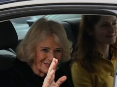 Królowa Camilla ignoruje podczas królewskiego wyjścia pytania dotyczące aresztowania byłego księcia Andrzeja