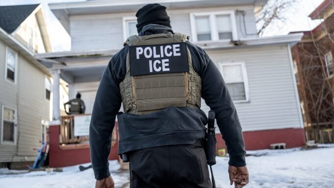 agent-vest-police-ice.jpg