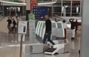 Turysta niszczy 10 kiosków na lotnisku w Hongkongu i zostaje aresztowany