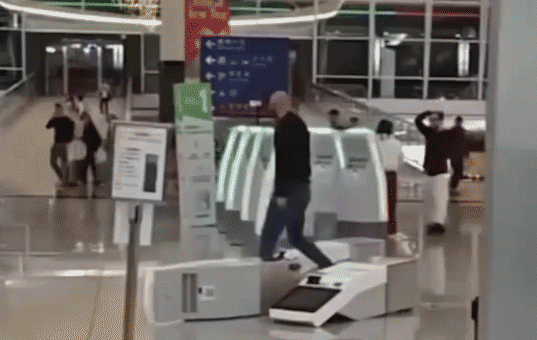 Turysta niszczy 10 kiosków na lotnisku w Hongkongu i zostaje aresztowany