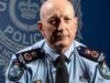Komisarz policji w Queensland Steve Gollschewski ogłasza przejście na emeryturę pięć miesięcy po powrocie po walce z rakiem