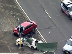 Dwie osoby nie żyją, mężczyzna pod strażą policji przebywa w szpitalu po wypadku po policyjnym pościgu w Camden South w Sydney