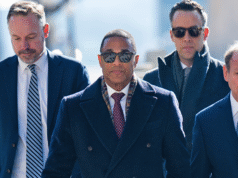 Don Lemon uśmiecha się i macha przed sądem federalnym w Minnesocie w celu postawienia w stan oskarżenia