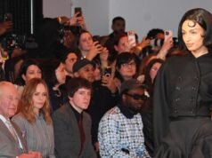 Król Karol uczestniczy w Londyńskim Tygodniu Mody po aresztowaniu byłego księcia Andrzeja