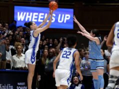 Seniorki Jackson i Mair prowadzą kobiety z numerem 11 w drużynie Duke i minimalnie wygrywają z drużyną z numerem 21 w Karolinie Północnej