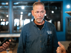 Z ujawnionych informacji wynika, że kandydat do Senatu związany z Dem przekazał swojej rodzinie prawie 400 tys. dolarów