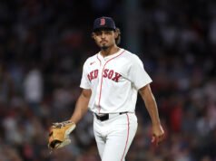 White Sox pozyskuje z Red Sox praworęcznego Jordana Hicksa i praworęcznego potencjalnego rzucającego Davida Sandlina