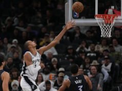 Wembanyama przyspiesza wzrost w końcówce meczu, gdy Spurs pokonują problemy związane z podróżą i wygrywają z Magic