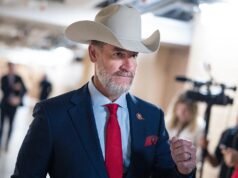 Przedstawiciel Greg Steube przedstawia ustawę mającą na celu umieszczenie kibosza w programie wizowym H-1B