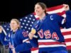 Reprezentacja USA w hokeju na lodzie kobiet świętuje złoto olimpijskie emocjonalną piosenką