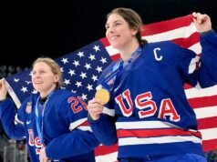 Reprezentacja USA w hokeju na lodzie kobiet świętuje złoto olimpijskie emocjonalną piosenką