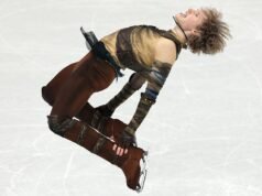 Ilya Malinin zadziwił publiczność historycznym saltem w tył, pomagając drużynie USA zdobyć złoto