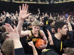 Burza na boisku w Iowa uderzyła w telefon kibica trenera; Przeprosiny wydane przez Hawkeyes