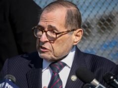 Rep. Jerry Nadler zamyka oczy podczas przesłuchania przed sądem w Izbie Reprezentantów Pam Bondi