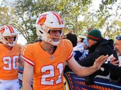 Buzz nosi mundury Bucs, Bruins ubiera się jak Patrioci podczas gier na świeżym powietrzu