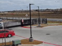 Kamera zarejestrowała strzelaninę podczas zdarzenia związanego z przejęciem samochodu w Manor w Teksasie