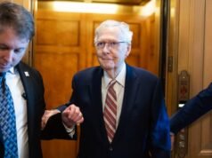Senator Mitch McConnell został w tym tygodniu wypisany ze szpitala i pracuje z domu
