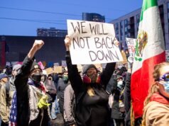 Protestujący ICE maszerują ulicami Portland i ścierają się z agentami federalnymi