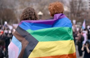 Sondaż Gallupa szacuje, że 9% dorosłych Amerykanów identyfikuje się jako LGBTQ+