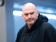 Fetterman krytykuje Demokratów za priorytetowe traktowanie polityki w obliczu zamknięcia DHS