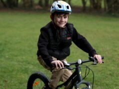 Dziewięcioletni chłopiec przechodzi pierwszą w Wielkiej Brytanii operację wydłużania nóg | Wiadomości z Wielkiej Brytanii