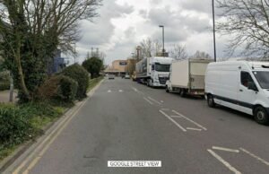 Dwóch mężczyzn i kobieta aresztowani po tym, jak dwudziestokilkuletni mężczyzna został zadźgany w Valley Retail Park w Croydon | Wiadomości z Wielkiej Brytanii