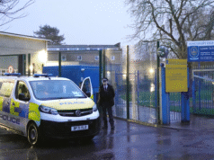 Chłopiec, 13 lat, aresztowany pod zarzutem usiłowania morderstwa po podwójnym dźgnięciu nożem w szkole | Wiadomości z Wielkiej Brytanii