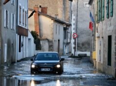 Burza Nils zabija dwie osoby we Francji, a setki tysięcy nadal nie ma prądu | Wiadomości ze świata