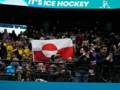 Kibice podnoszą flagę Grenlandii, aby zaprotestować przeciwko zwycięstwu Stanów Zjednoczonych w hokeju na lodzie nad Danią