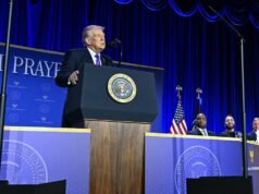 Prezydent Trump żartuje, że uważał na „pociski i wrogów” w samolotach